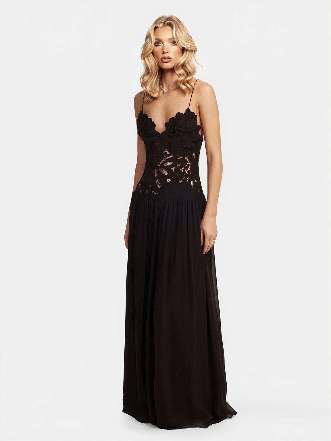 Elegantes Maxikleid mit Spaghettiträgern, Spitze und Blumenapplikation