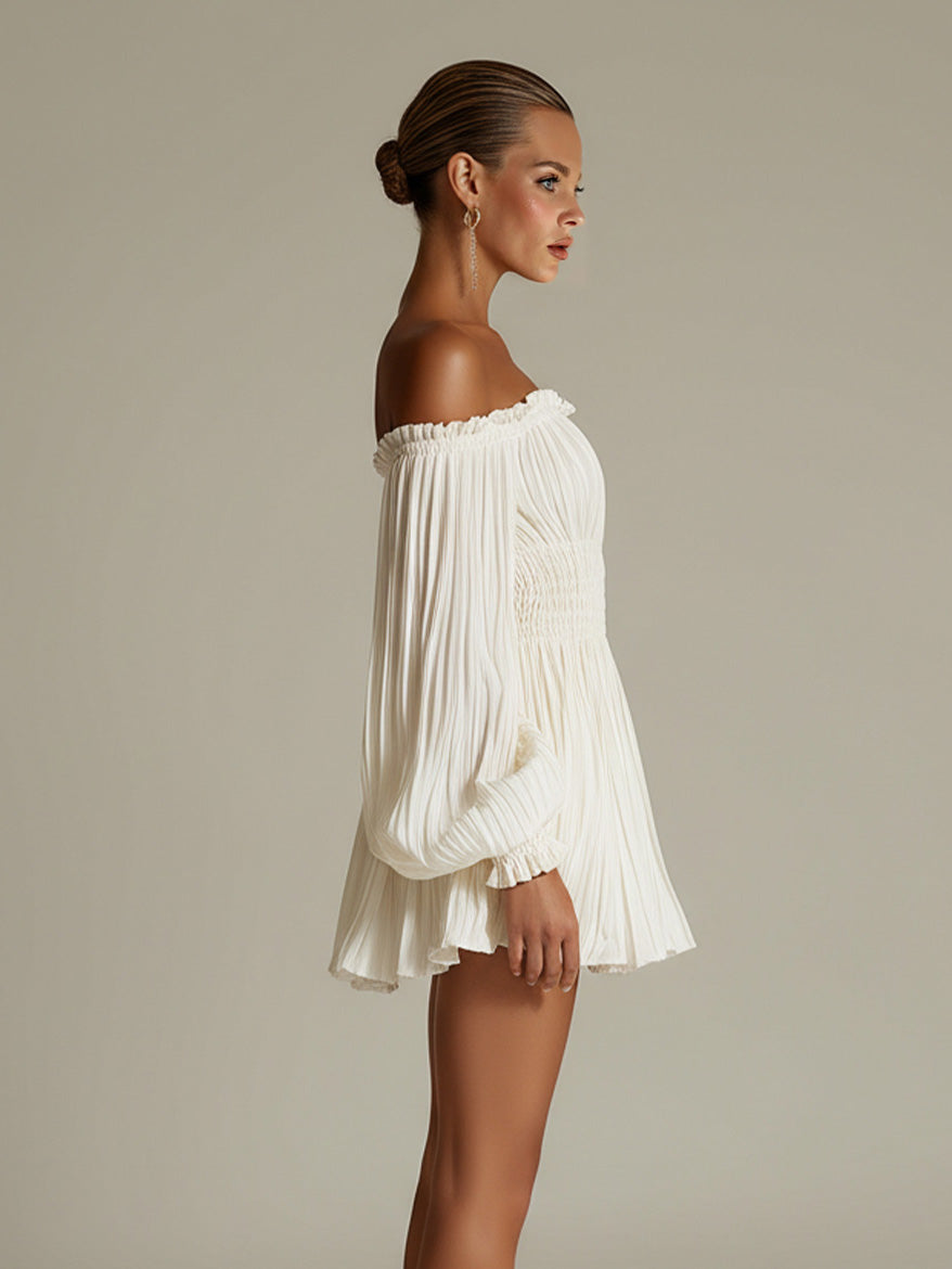 Mini abito elegante in raso plissettato, con spalle scoperte e maniche a sbuffo