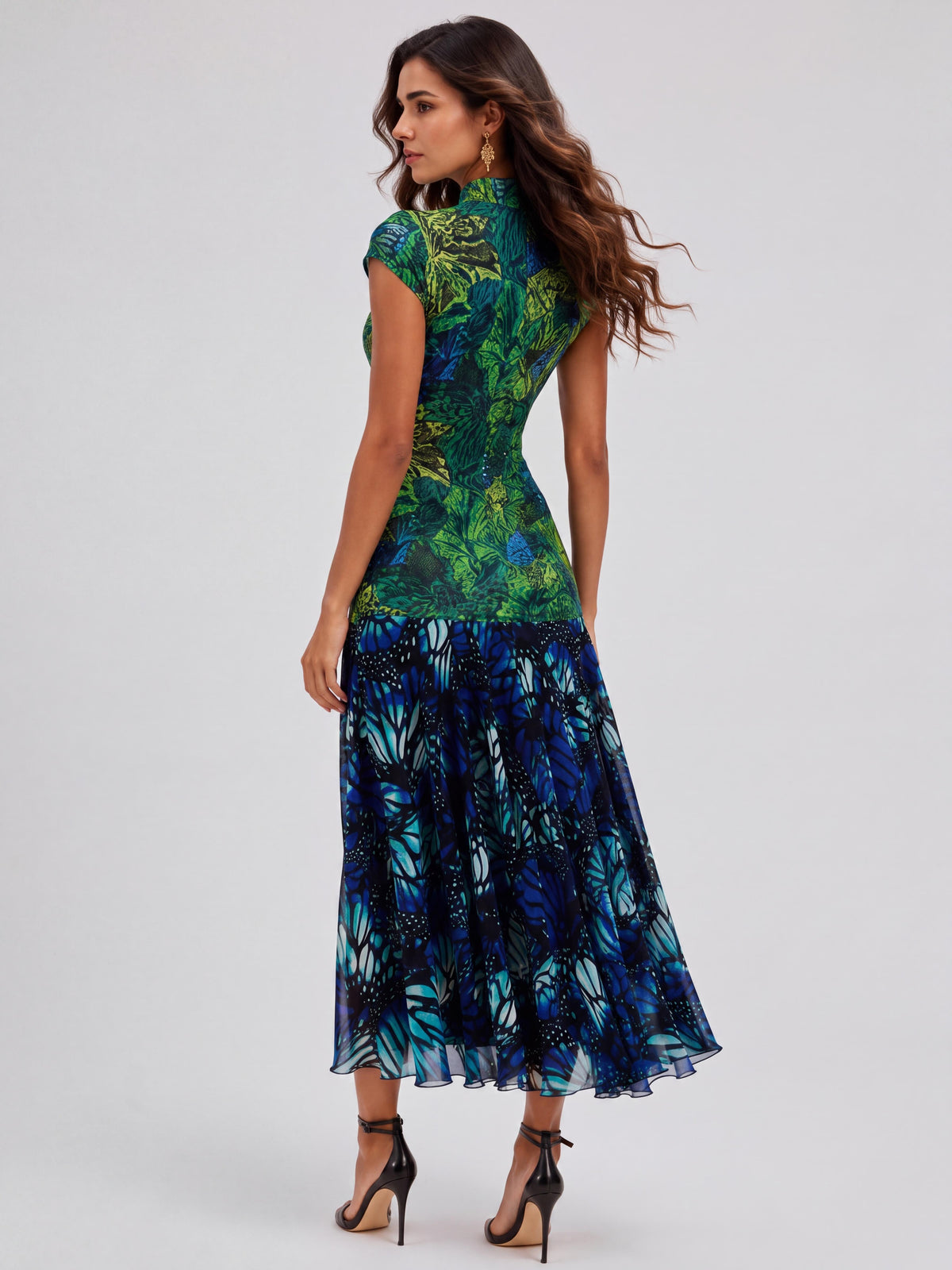 Maxikleid mit gemischtem Grün-Blau-Muster, Cut-outs und hohem Schlitz
