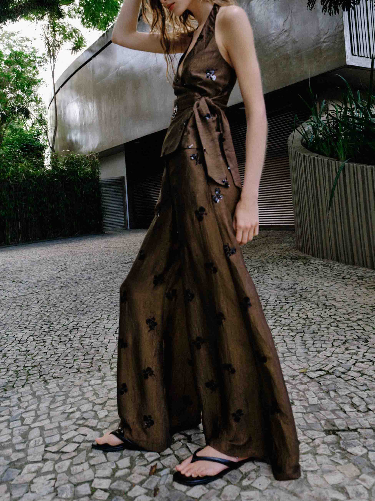 Completo elegante in raso a due pezzi con top di paillettes e pantaloni a gamba larga a vita alta