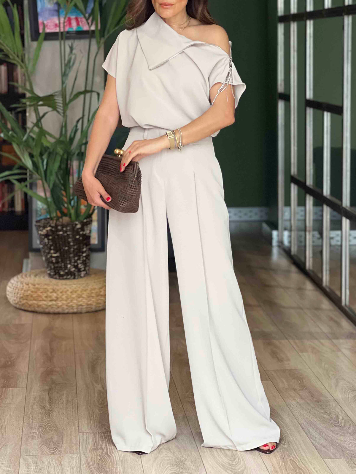 Conjunto minimalista de duas peças com top de ombros descobertos e fecho e calças