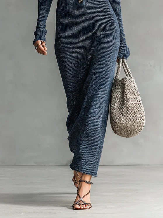 Vestido comprido casual de malha, justo e com capuz
