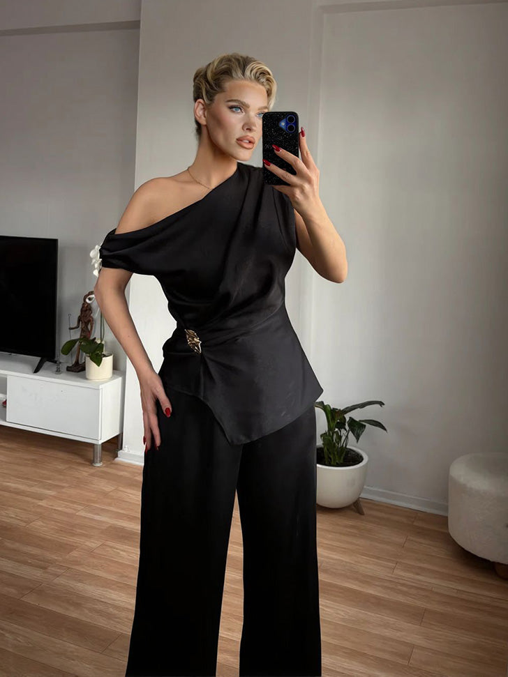 סט אלגנטי מסאטן, עם טופ נשפך בעל כתף אחת ומכנסיים רחבים, שני חלקים