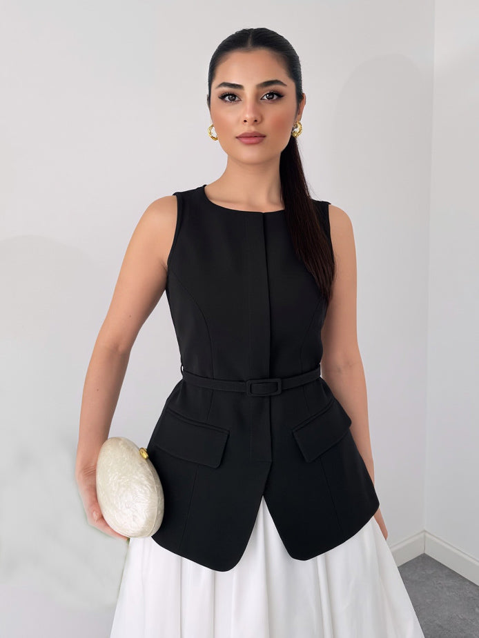 Set elegante a due pezzi con gilet senza maniche e gonna midi bianca svasata