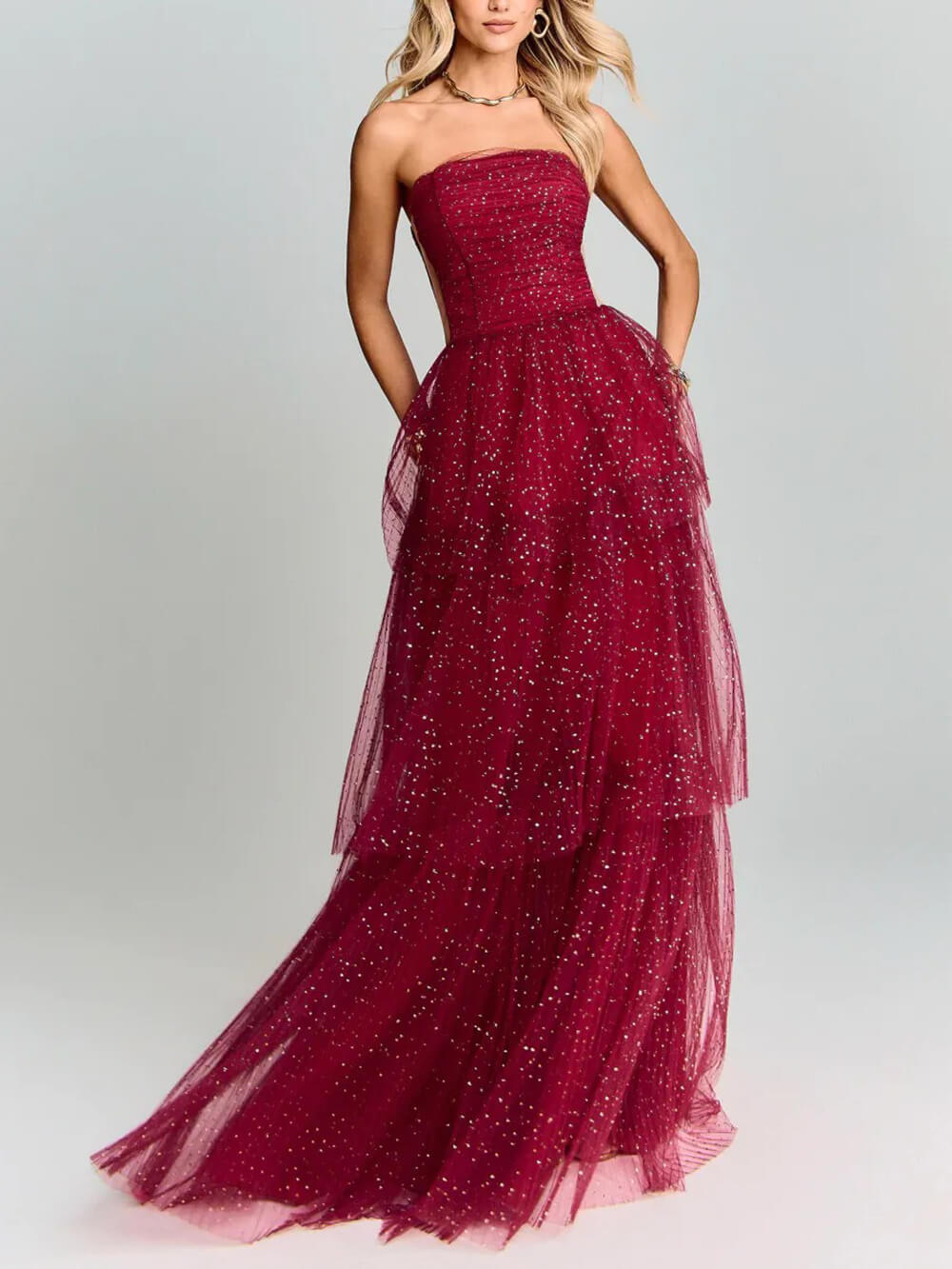 Elegante abito lungo da festa a pois rossi con strati di tulle