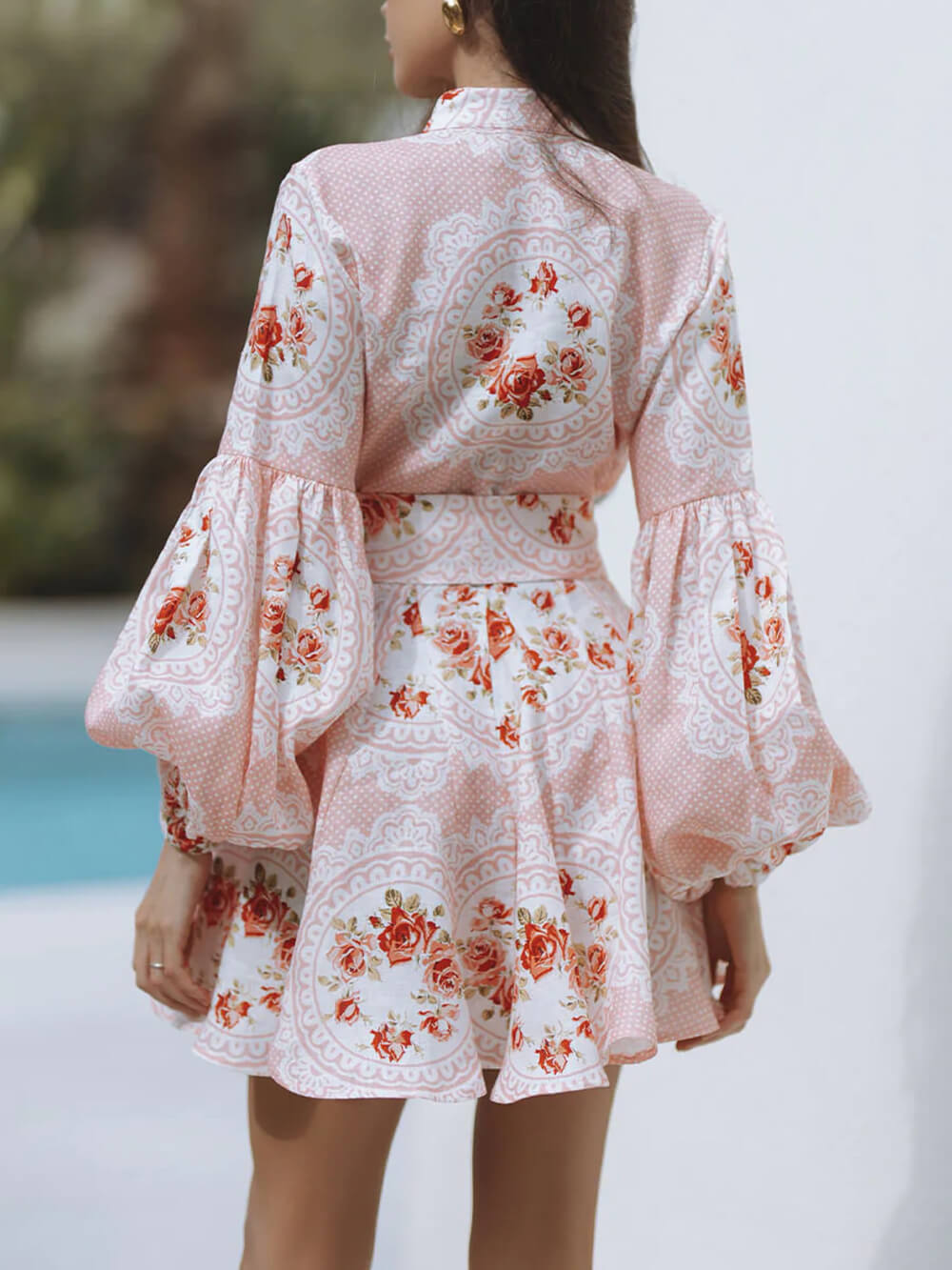 Vestido mini elegante em linho com estampado de rosas e laço decorativo