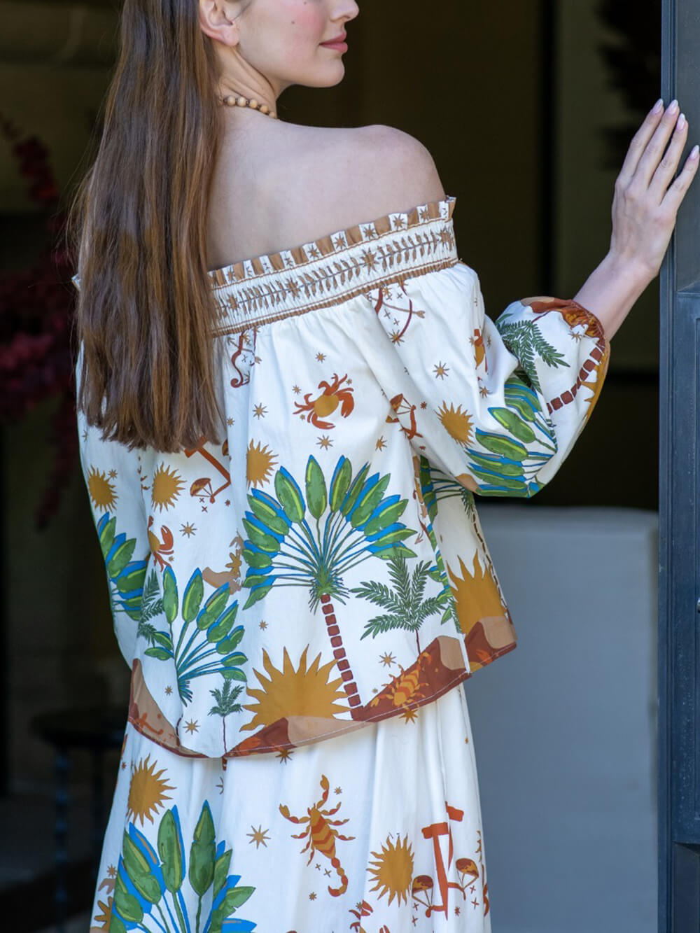 Ensemble moderne original en satin imprimé, composé d’une chemise à épaules dénudées et d’une jupe à taille élastique