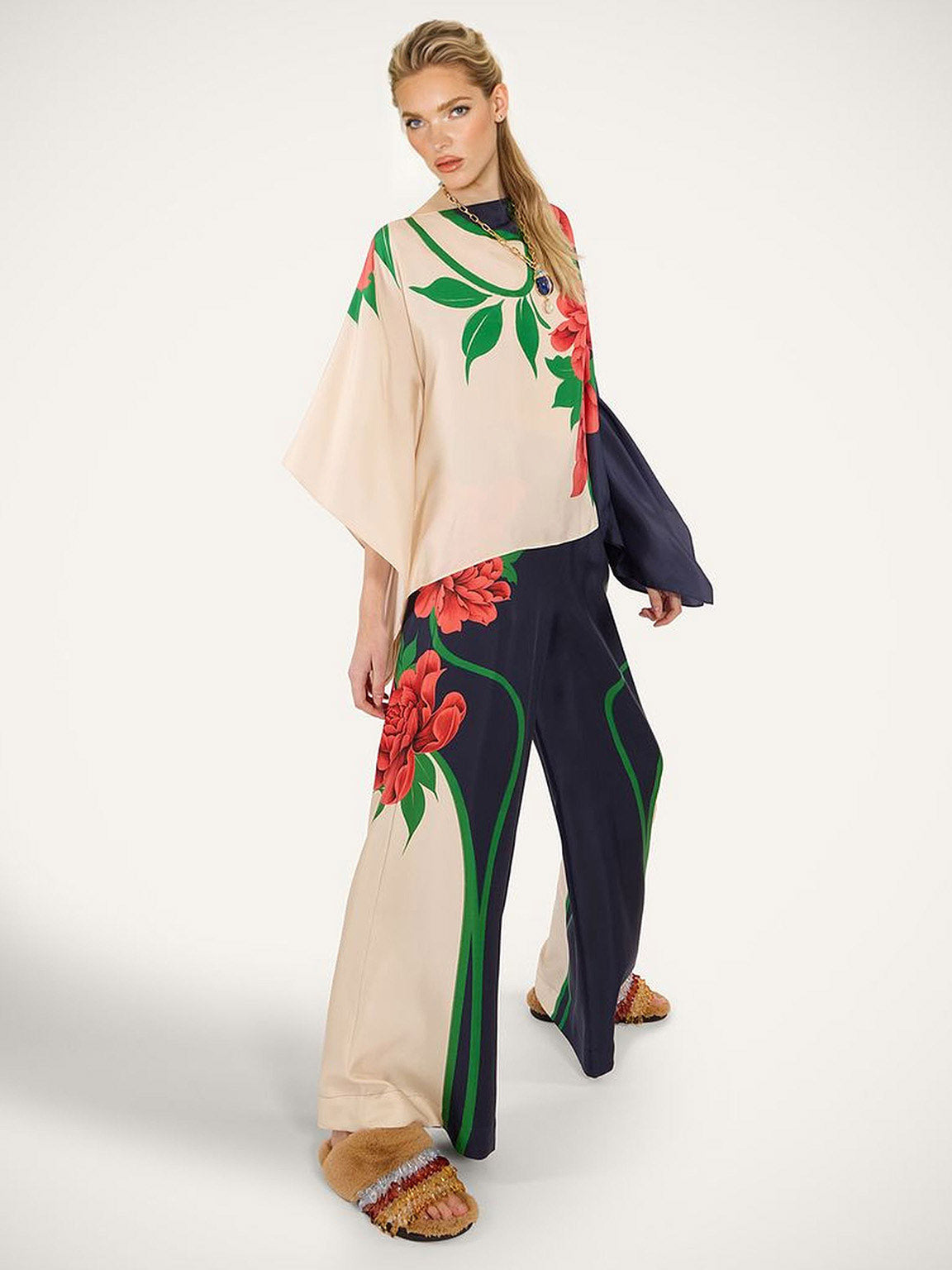 Zweiteiliges Set aus Hemd mit Paisleymuster und asymmetrischen Ärmeln sowie Hose mit weitem Bein