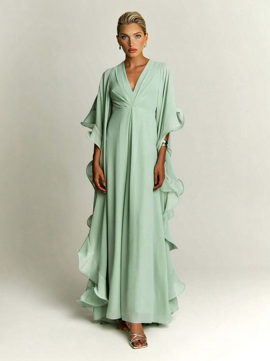Elegante abito lungo fino ai piedi in chiffon, con maniche drappeggiate