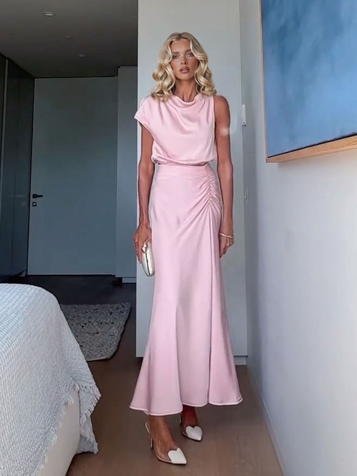 Elegante completo due pezzi con top senza maniche drappeggiato e gonna lunga arricciata