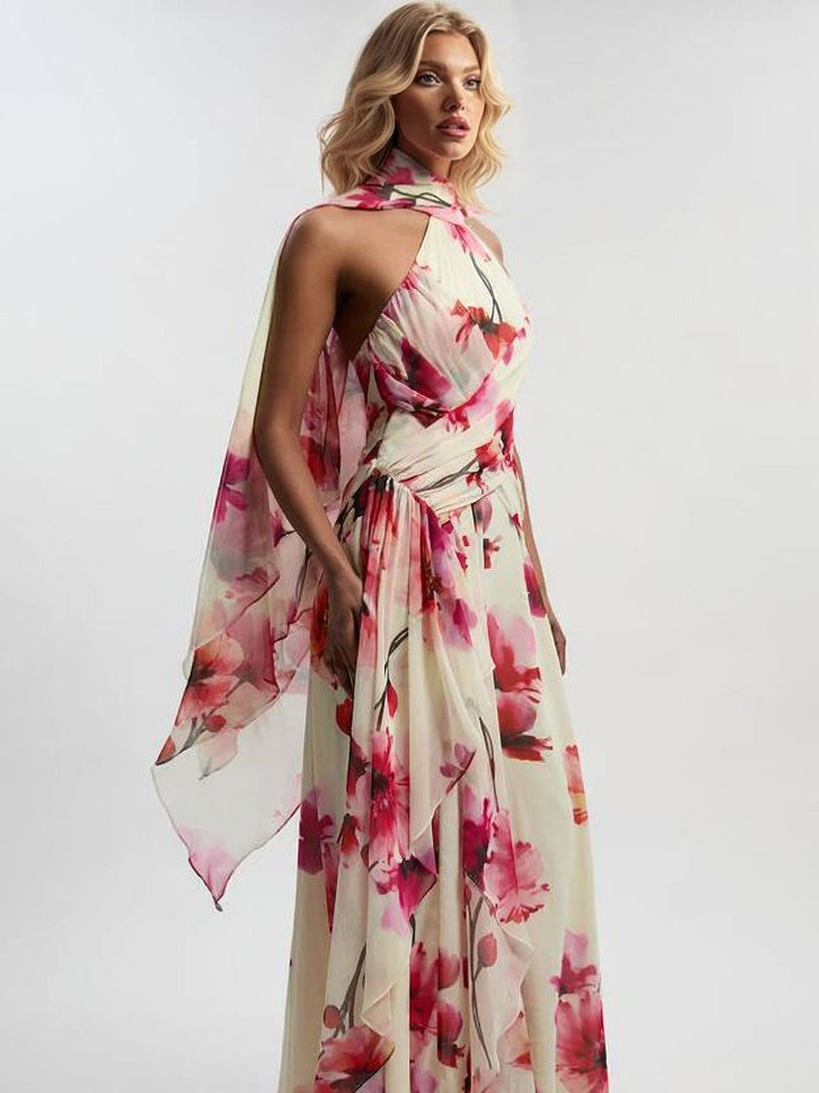 Elegante abito lungo in chiffon con stampa floreale ad acquerello e schiena scoperta