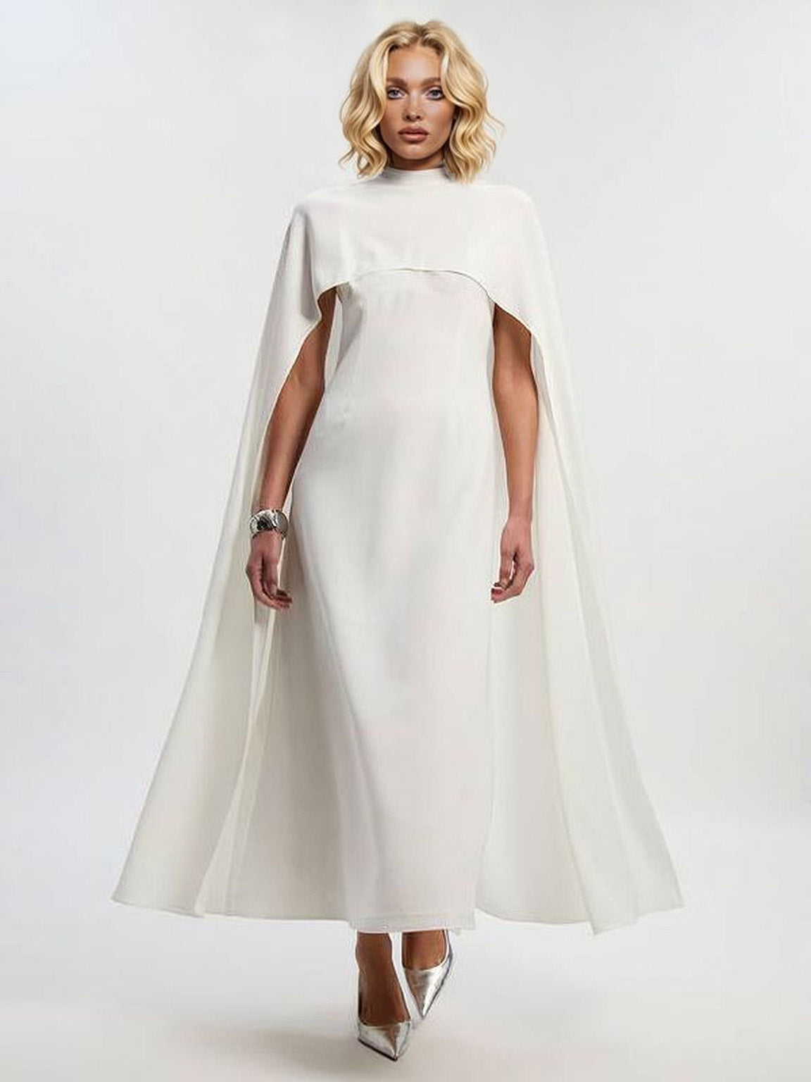 Elegante vestido largo con cuello alto y estilo capa
