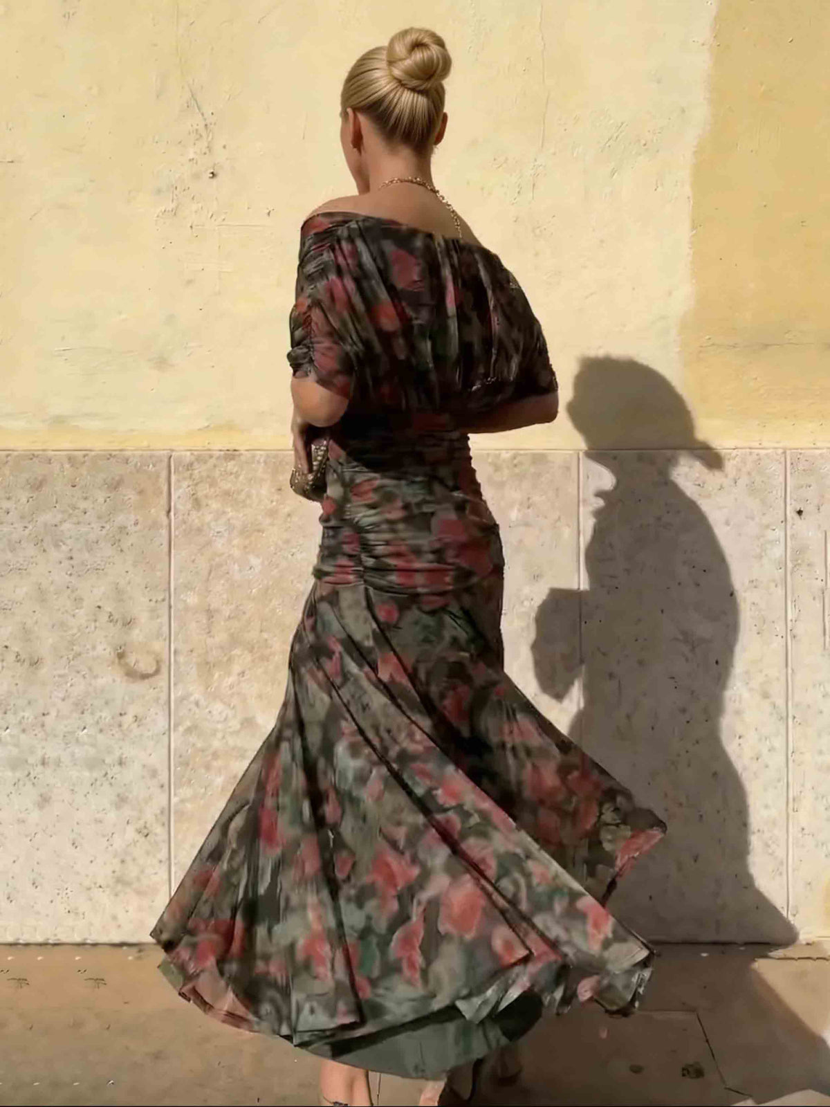 Elegantes plissiertes Mesh-Maxikleid mit Aquarellprint