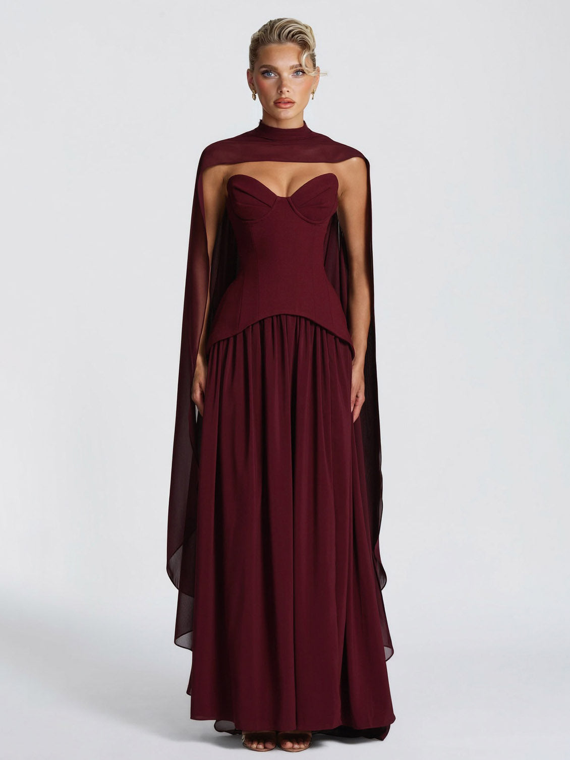 Vestido largo elegante de fiesta con escote corazón y abertura alta