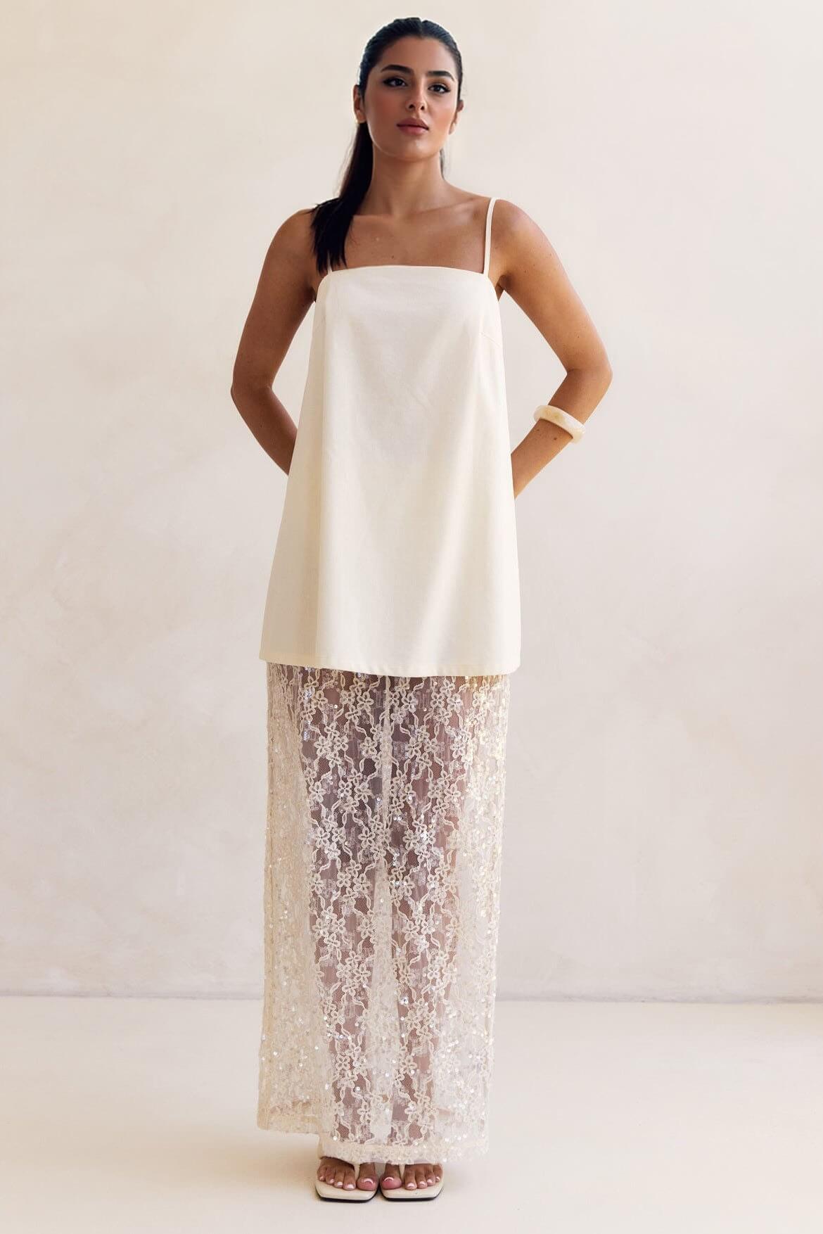 Elegantes Set aus A-Linien-Oberteil mit Carmen-Ausschnitt und Trägern sowie transparentem Pailletten-Spitzen-Maxirock mit hoher Taille