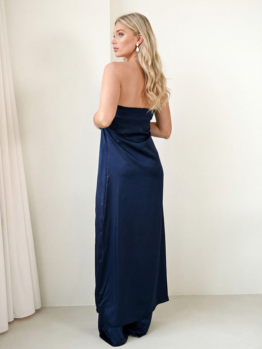Conjunto elegante de duas peças, com top cai-cai de cetim e calças