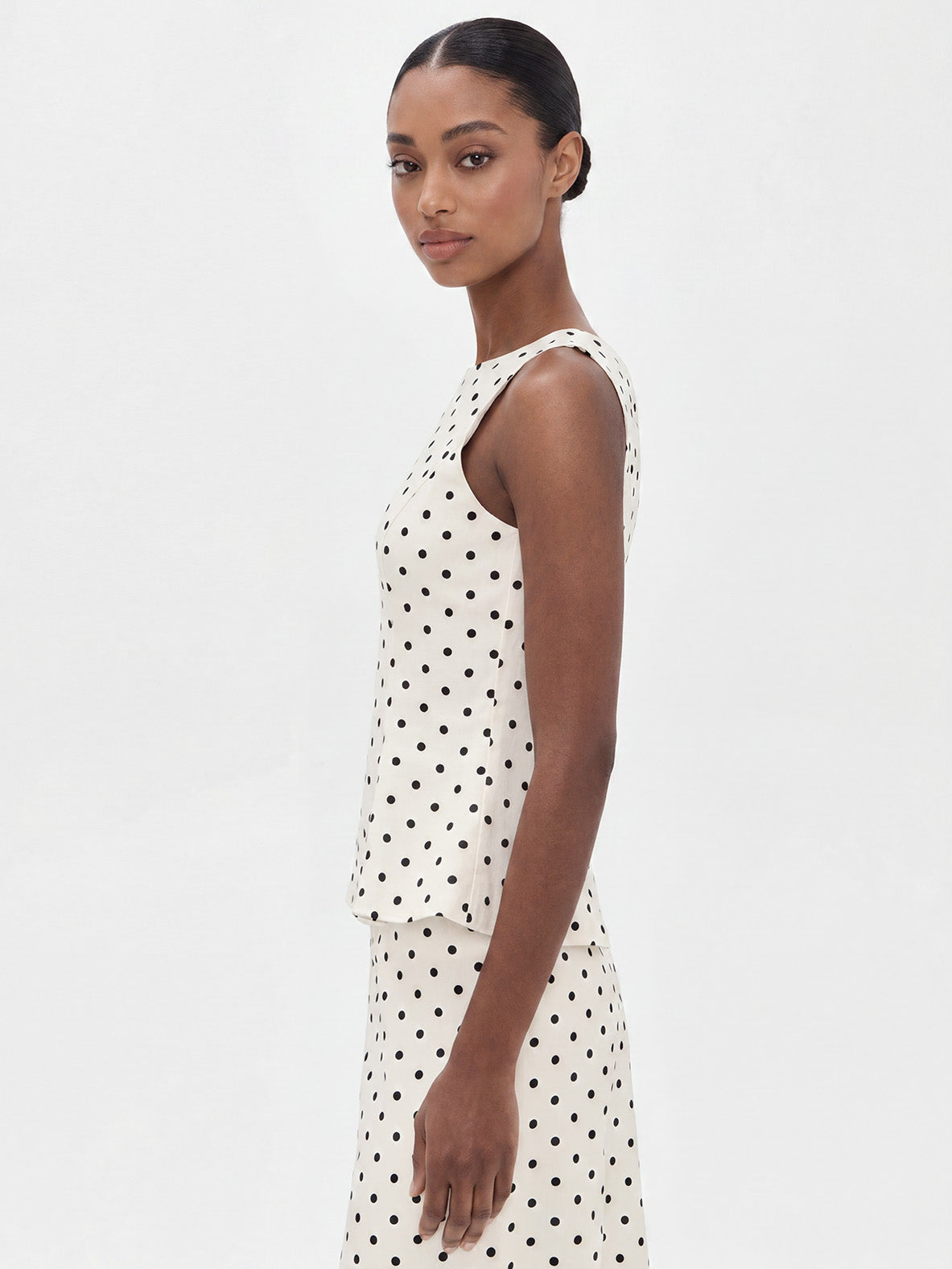 Elegante completo a due pezzi con top senza maniche e gonna a pois