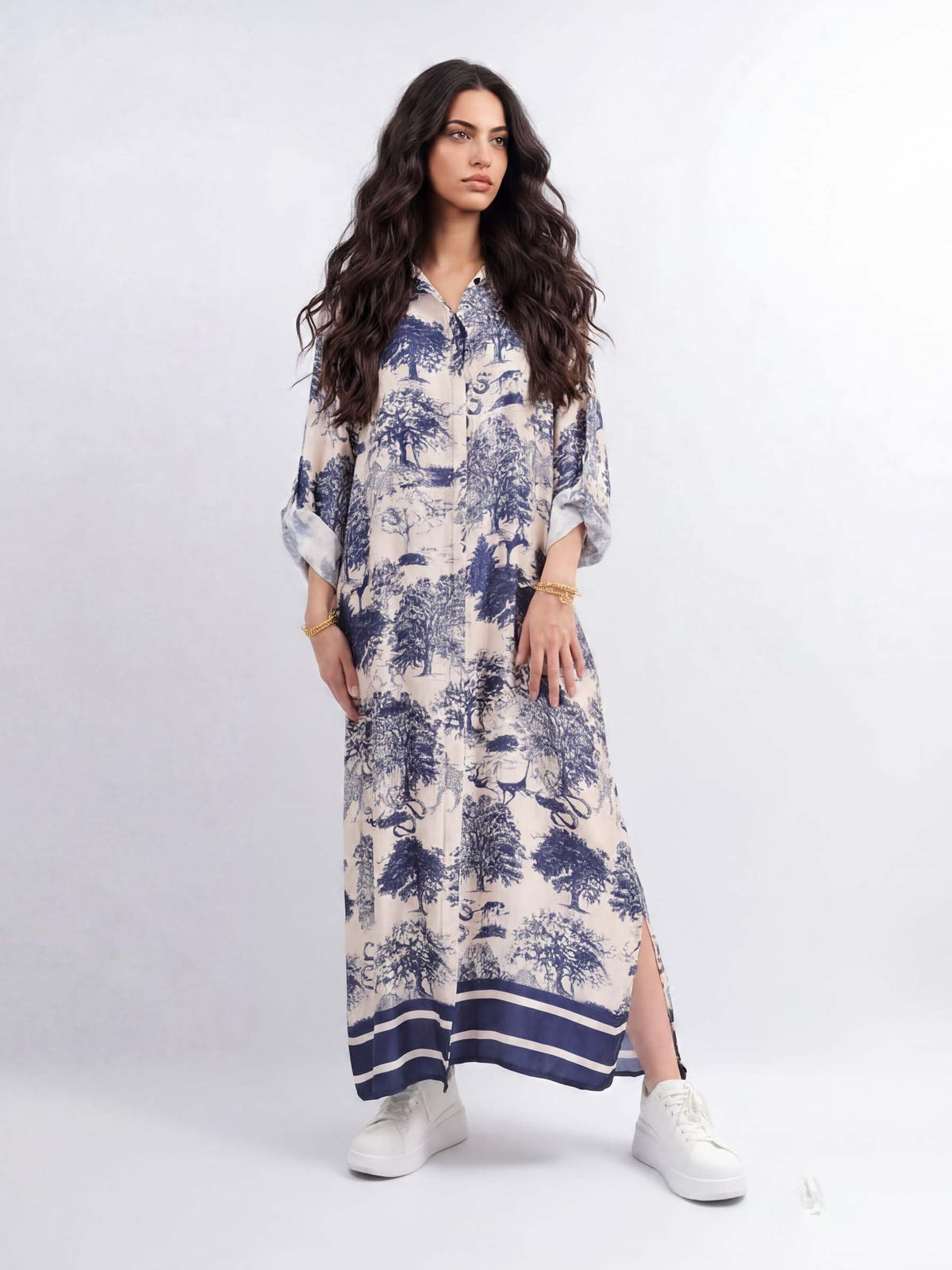 Vestido largo holgado de satén con estampado floral selvático