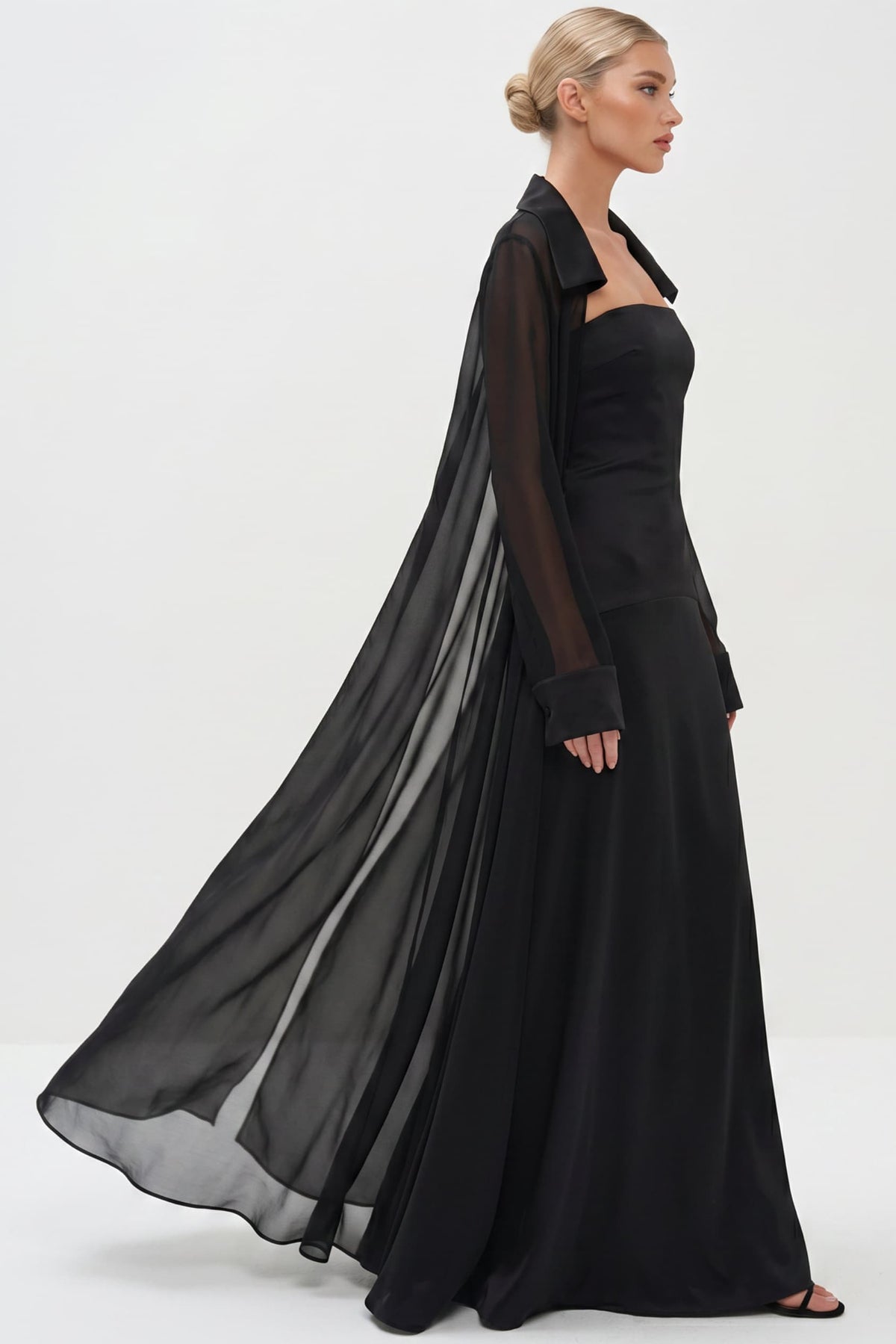 Conjunto elegante de duas peças com vestido comprido de cetim e sobreposição comprida de chiffon transparente