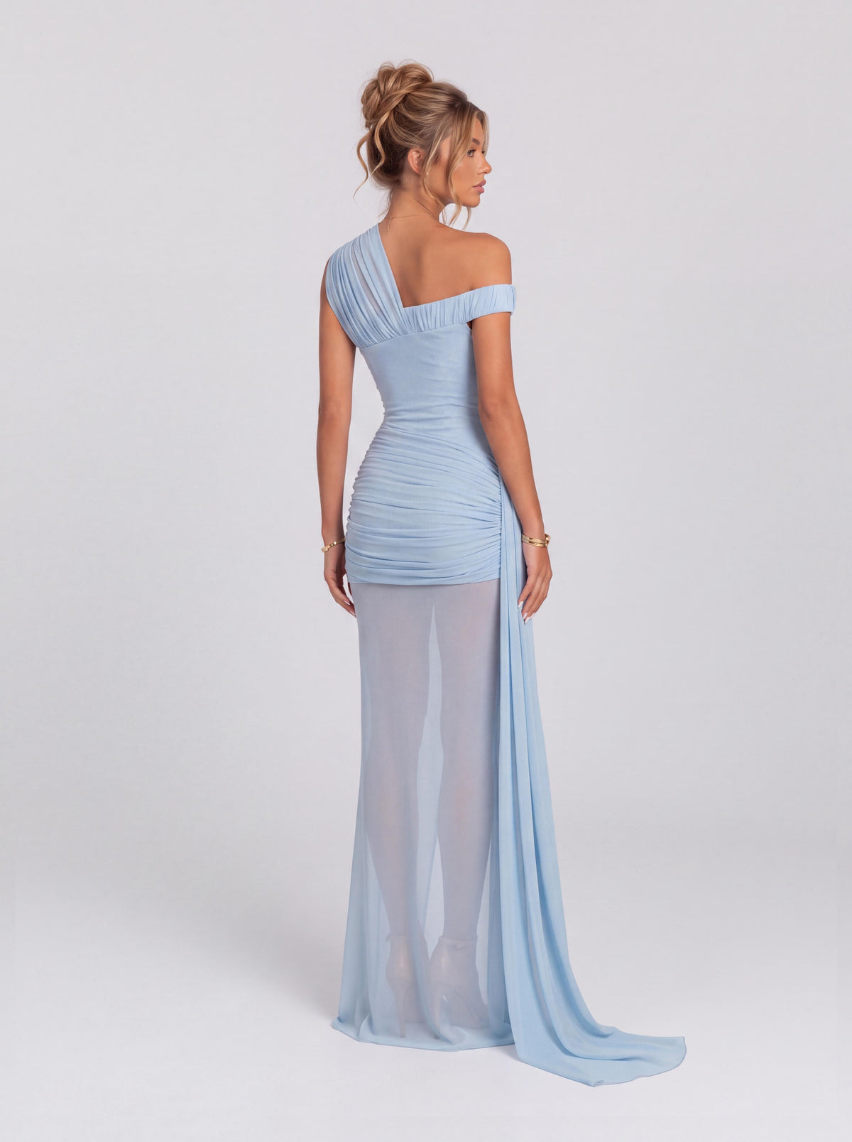Robe longue en gaze transparente, drapée sur une épaule inclinée