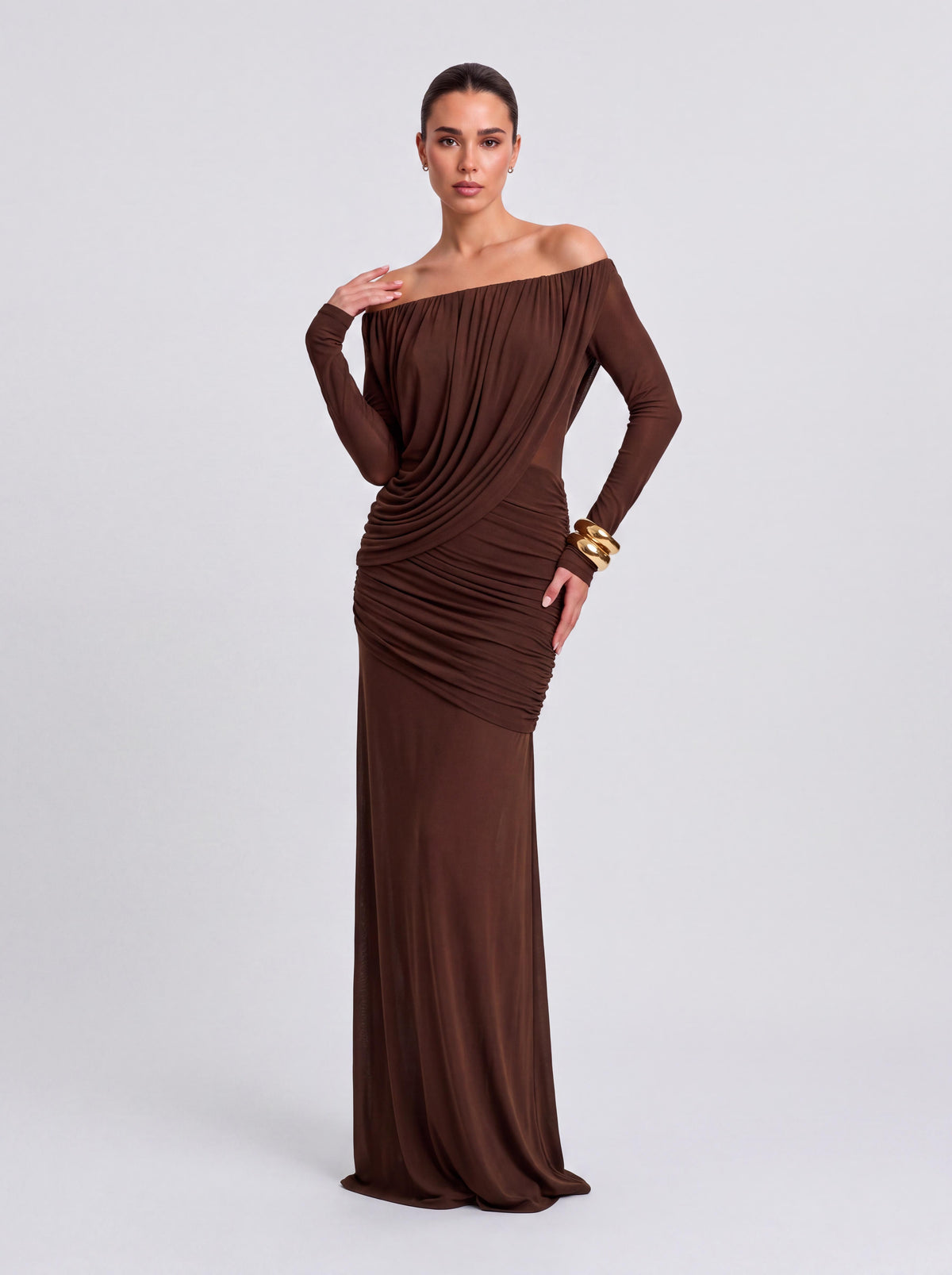 Vestido largo de corte sirena, drapeado, con hombros descubiertos y mangas largas