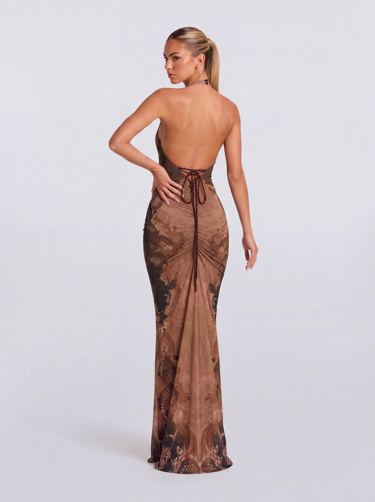 Vestido comprido justo verde-curry com padrão de dragão, decote halter e corte sereia