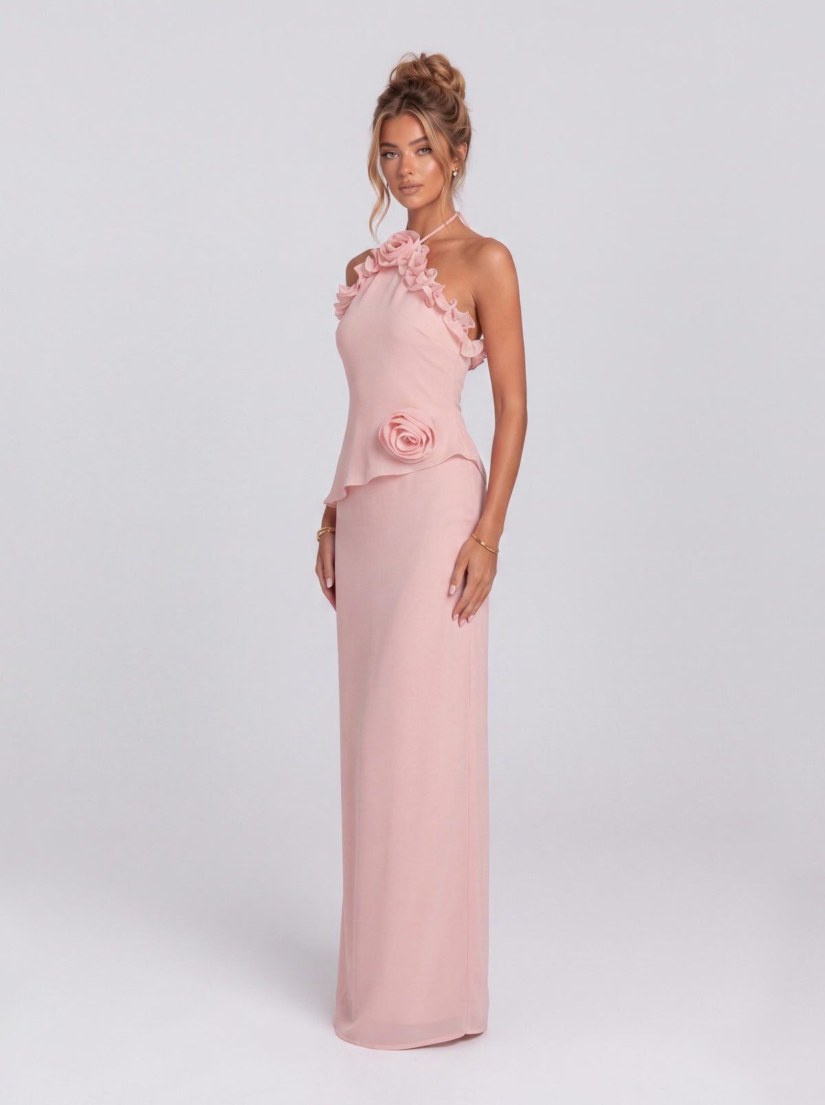 Robe de cérémonie longue ajustée rose à col orné d’une rose en relief