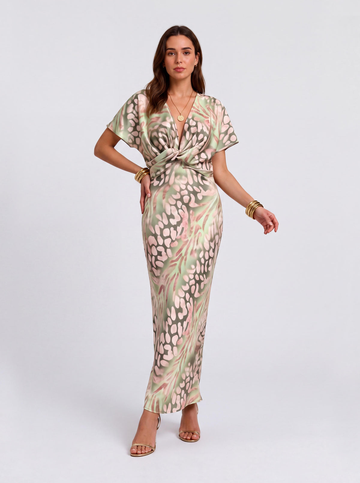 Abito midi aderente vintage in raso, con stampa Simi-Dye, scollo profondo a V e maniche corte