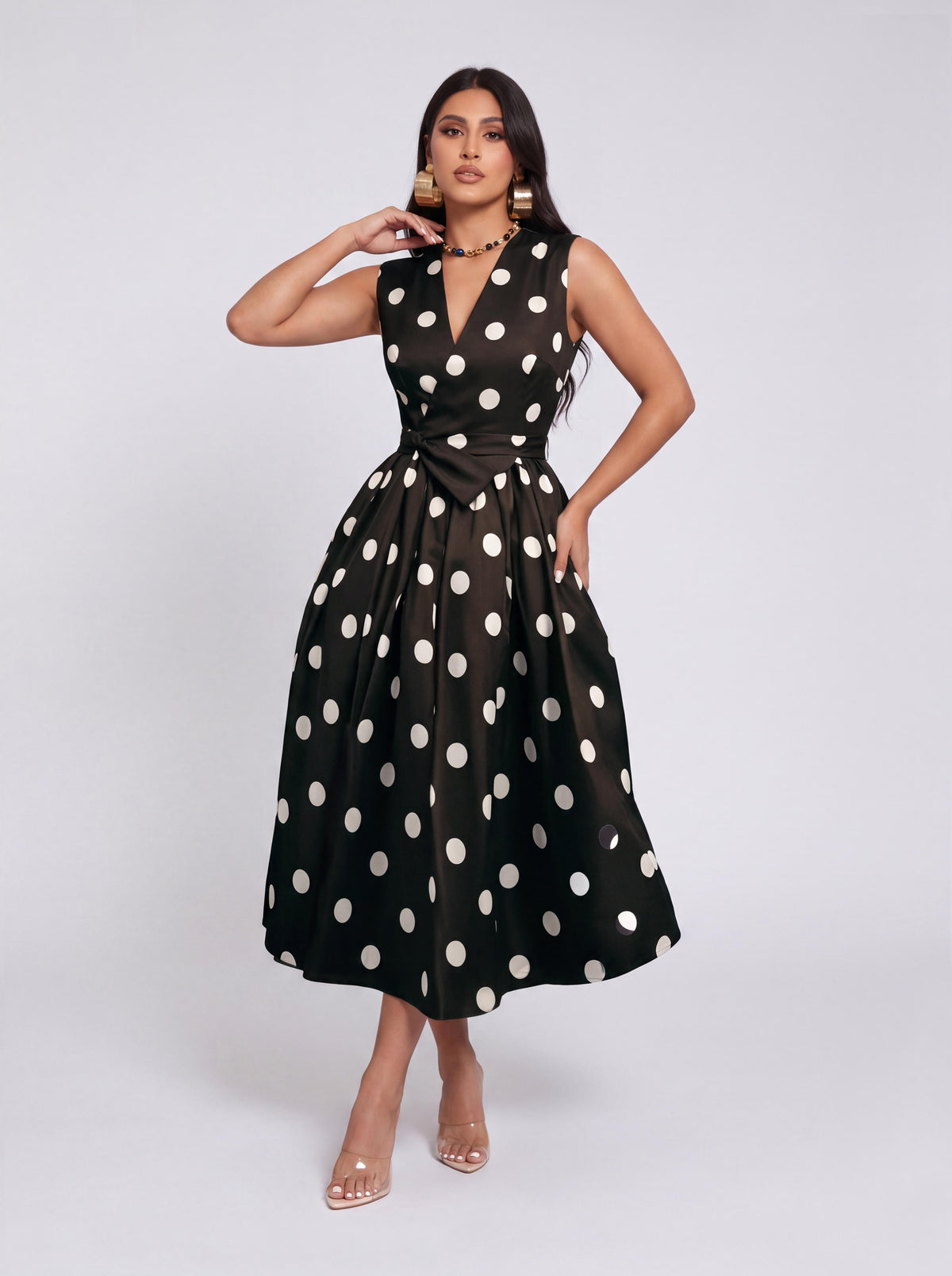 Vestido vintage de comprimento médio, com estampado de bolinhas, sem mangas, decote em V, cintura justa e saia rodada