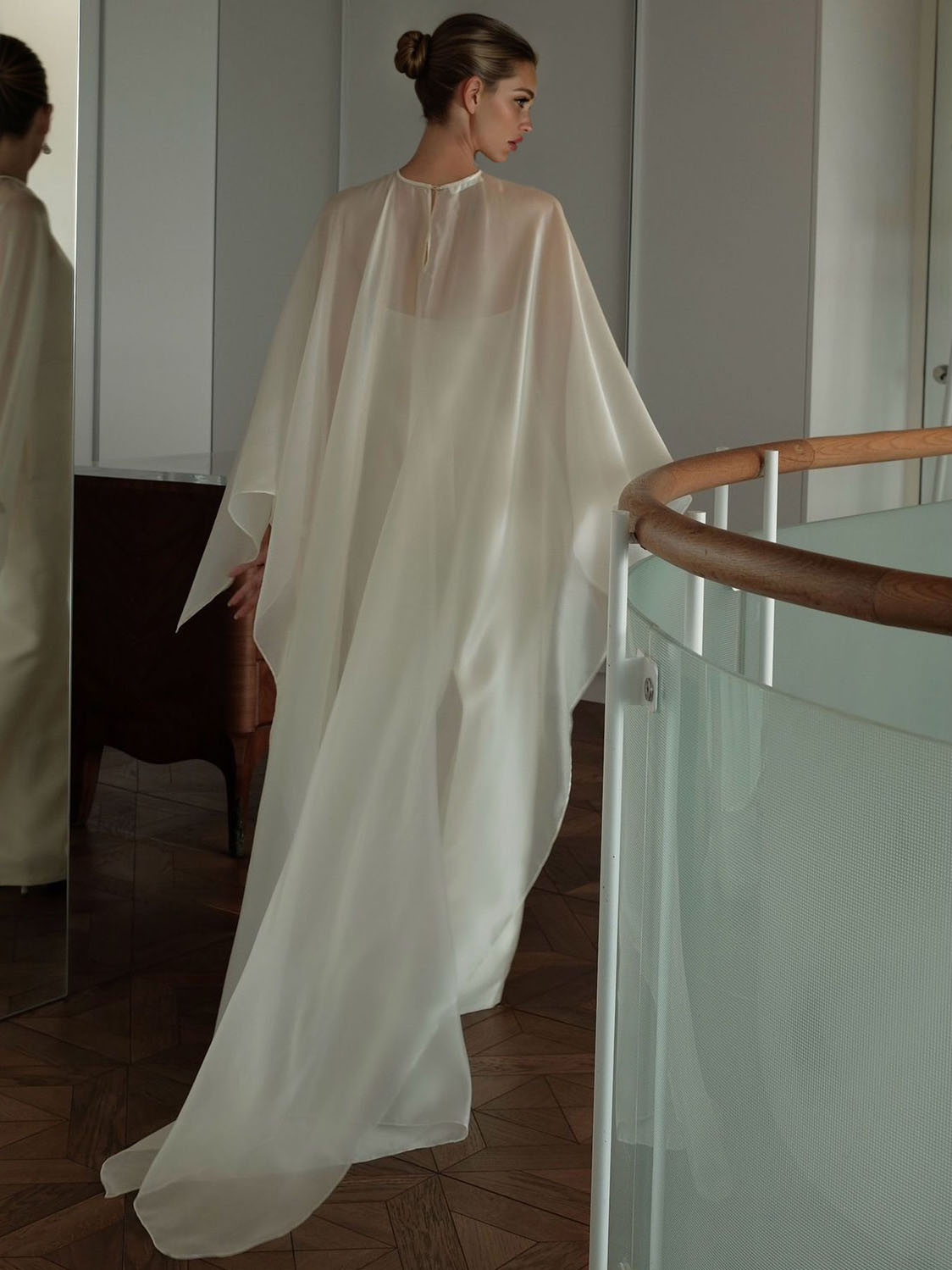 Vestido comprido elegante de cetim, com sobreposição de capa transparente