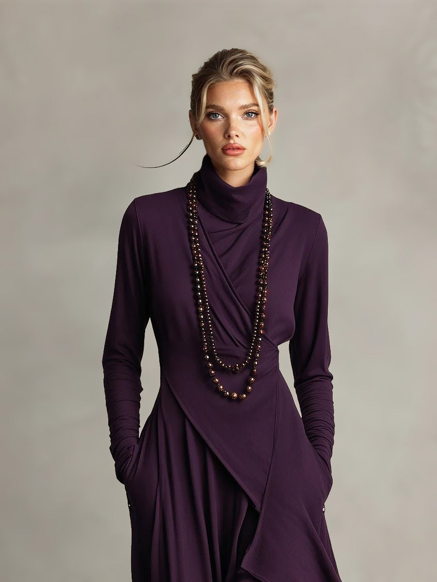 Elegantes asymmetrisches Maxikleid mit hohem Kragen und Drapierung