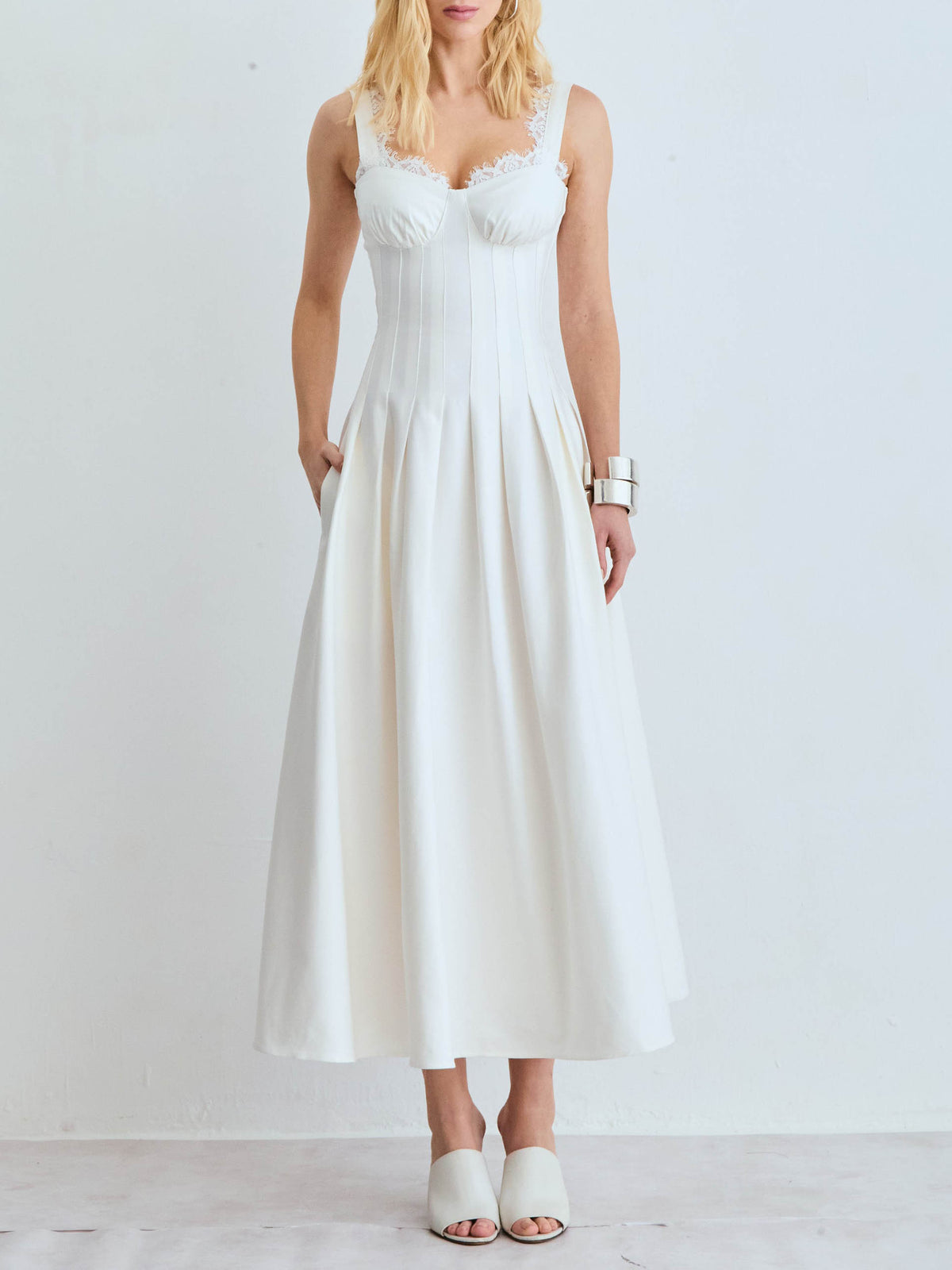 Elegante abito midi aderente in pizzo con scollo a V