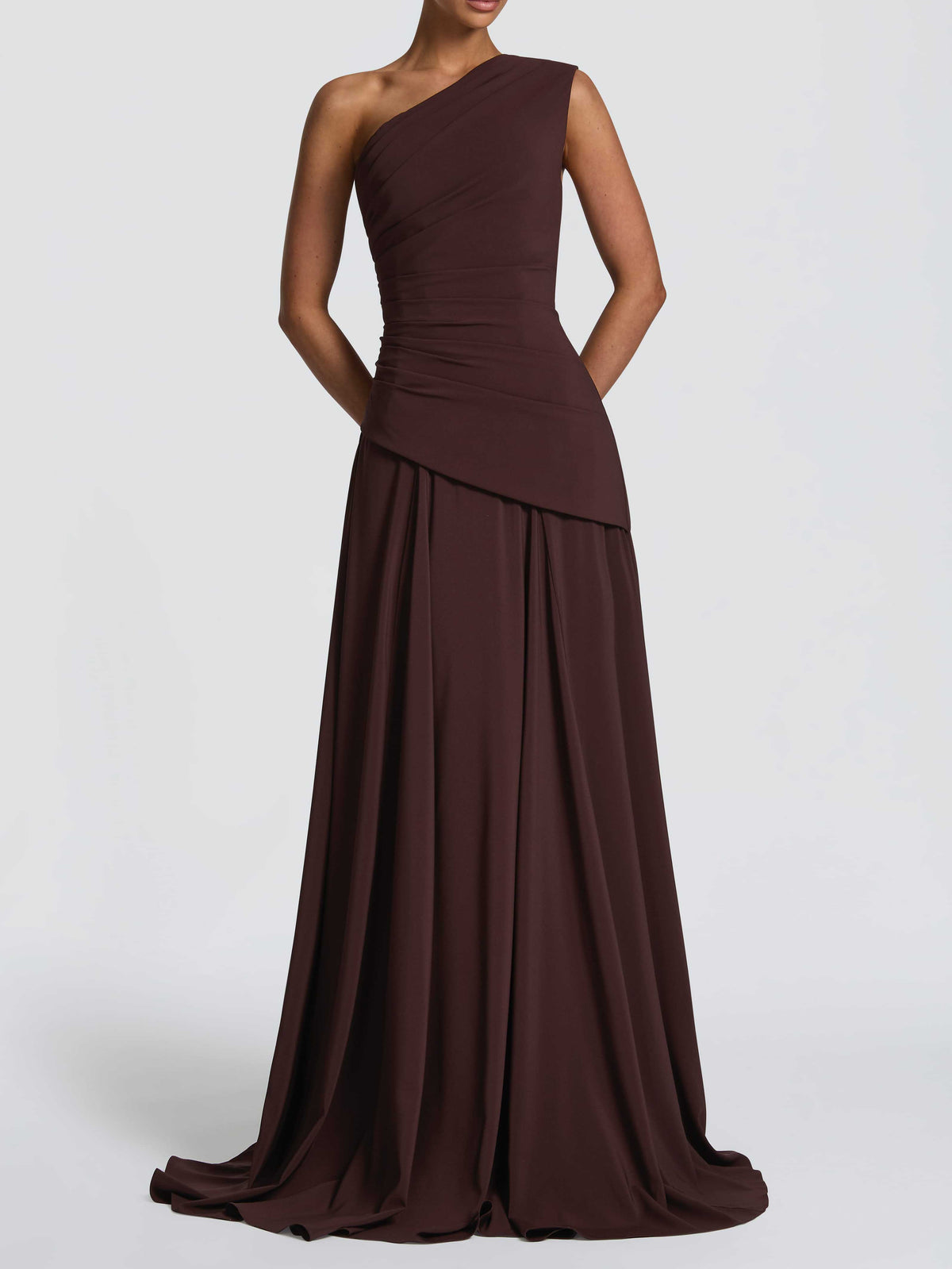Elegante abito lungo in chiffon monospalla arricciato con cintura da annodare in vita