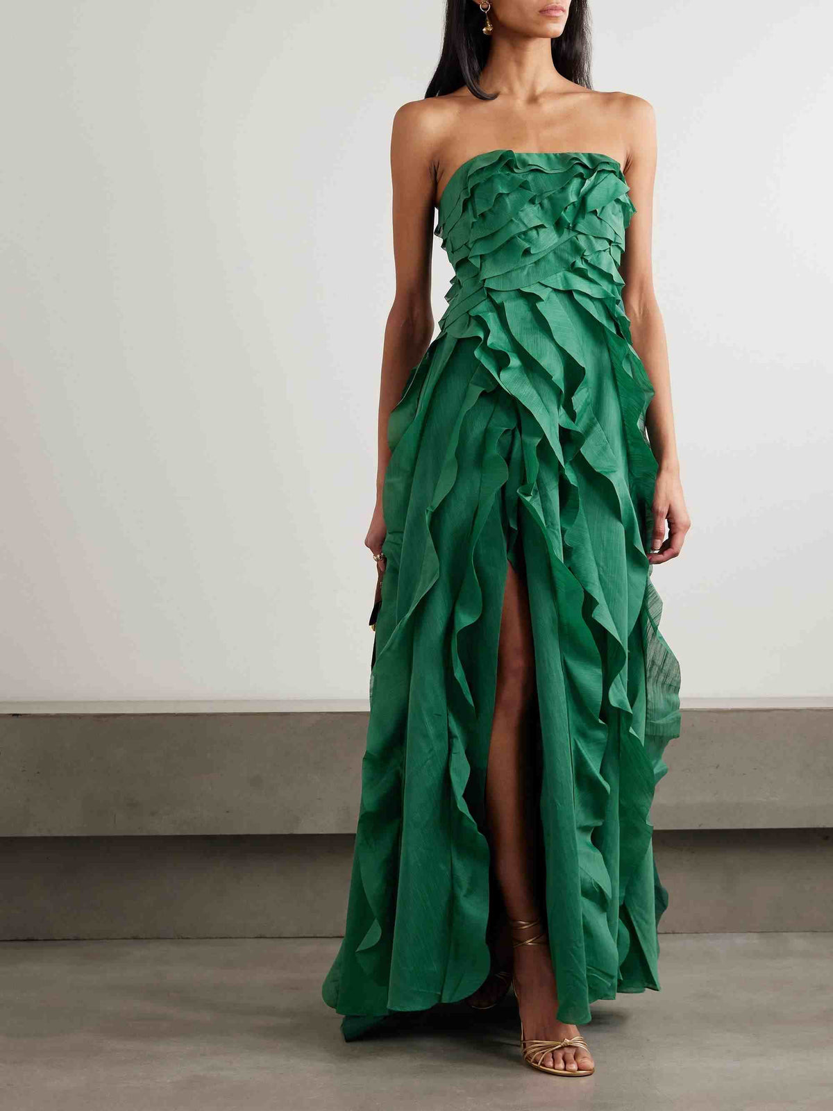 Trägerloses Maxikleid mit Kaskadenrüschen und hohem Schlitz