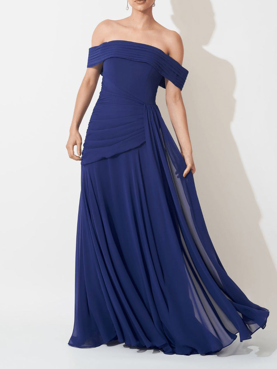 Abito lungo elegante in chiffon arricciato con spalle scoperte