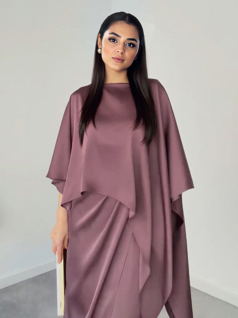 Elegantes zweiteiliges Set aus Satinoberteil mit Capeärmeln und Maxirock