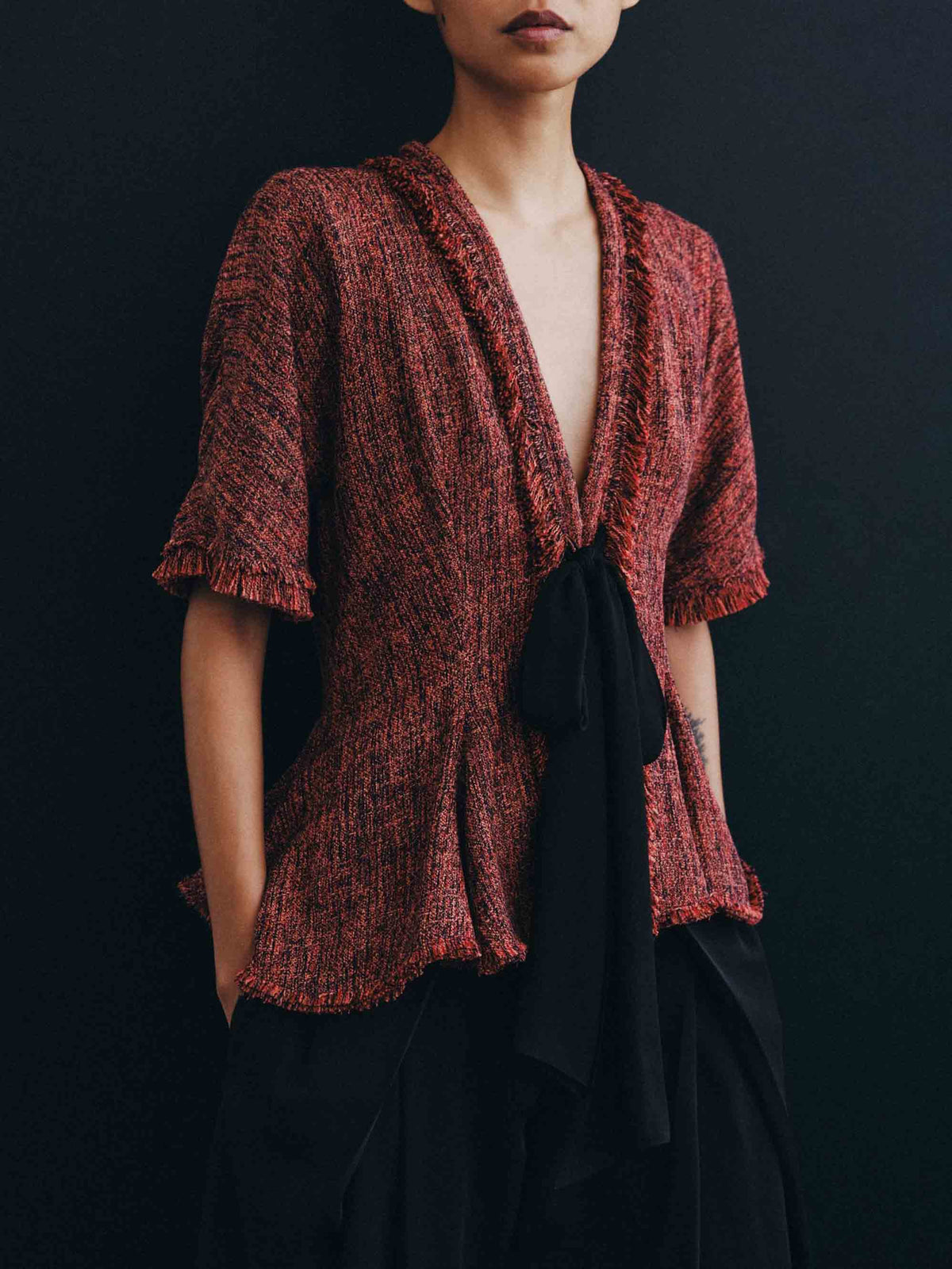 Conjunto de duas peças, com top de tweed com peplum e calções pretos