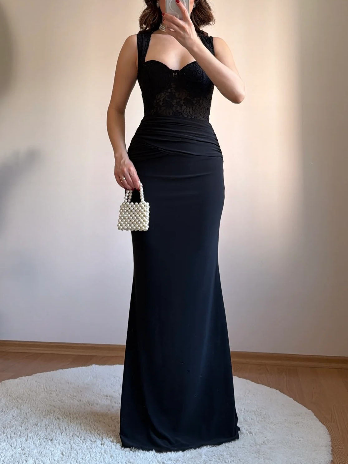 Elegante abito lungo a sirena arricciato con corpetto in pizzo