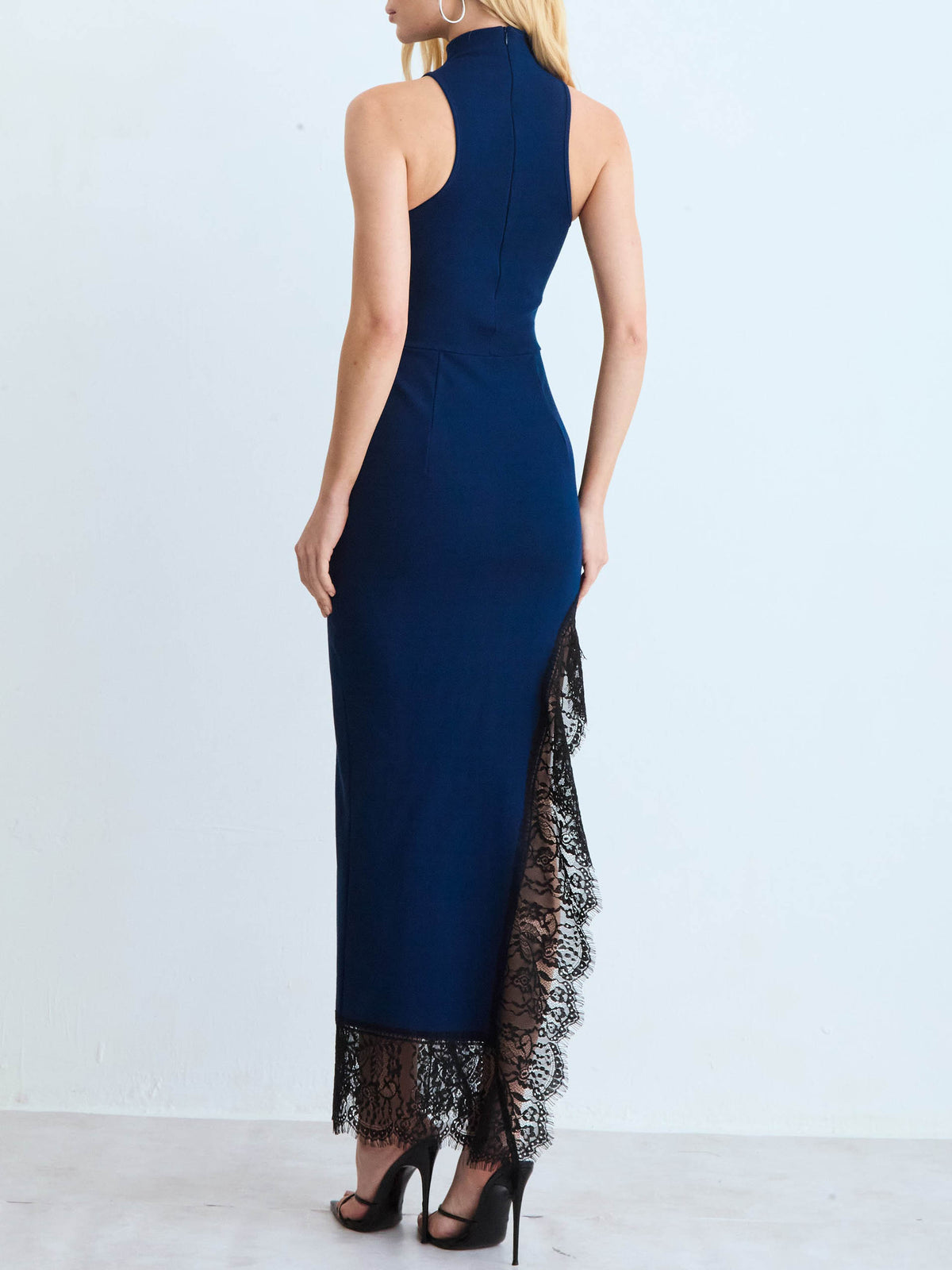 Elegantes asymmetrisches Midikleid mit Neckholder und Spitzenbesatz
