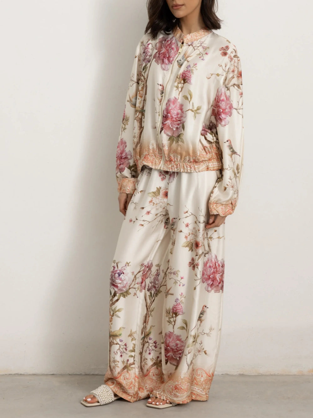 Elegante Hose mit Blumen- und Vogelprint und weitem Bein
