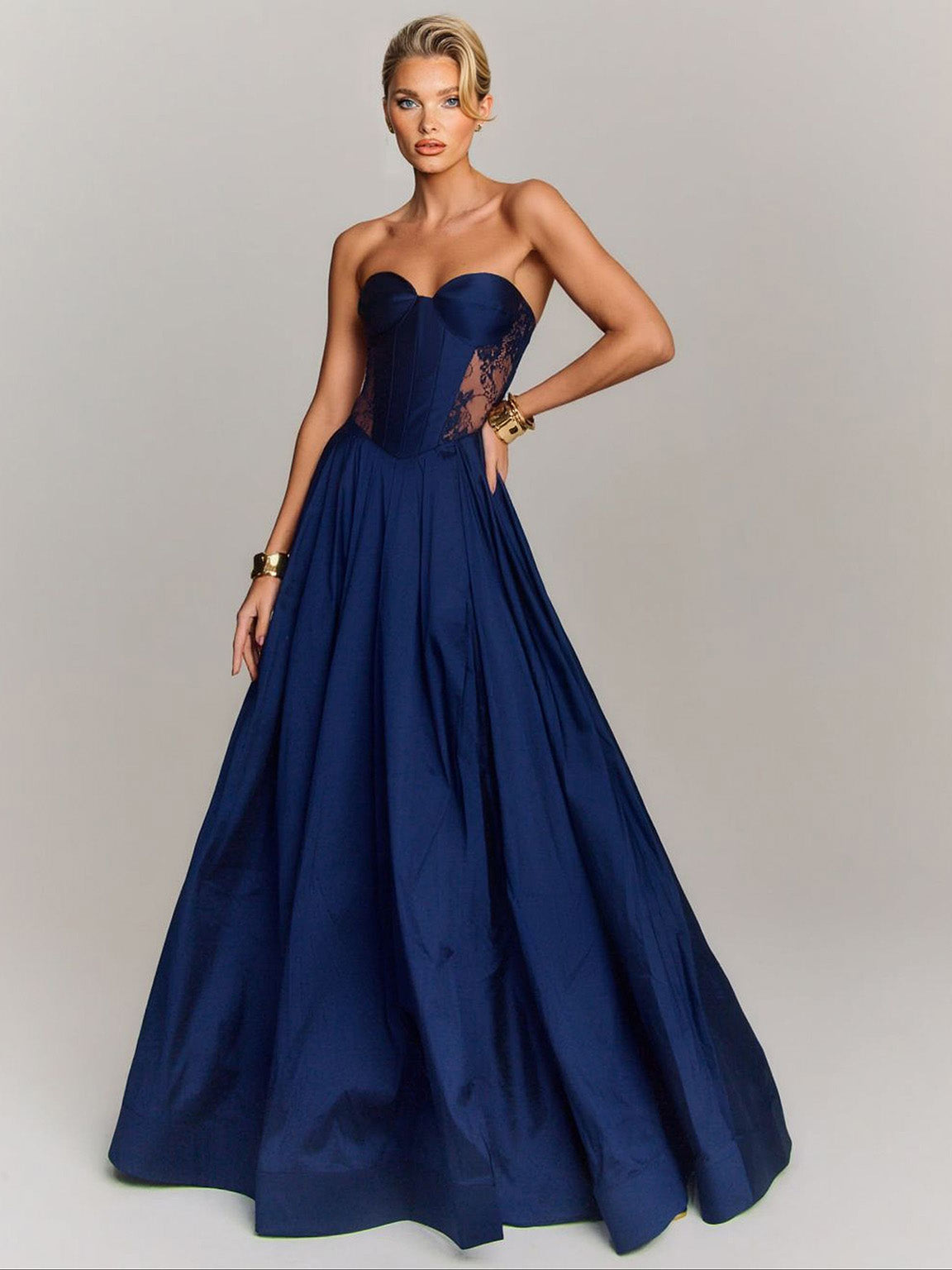 Elegantes trägerloses Maxikleid im Ballkleidstil mit Spitzeneinsätzen