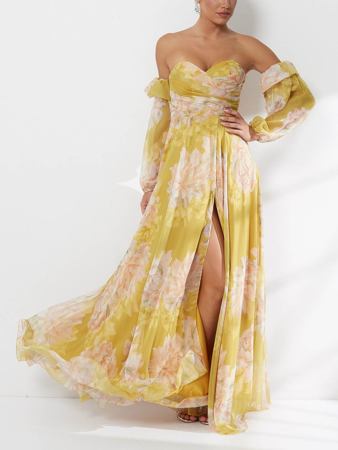 Vestido maxi elegante floral de chiffon com ombros descobertos e racha