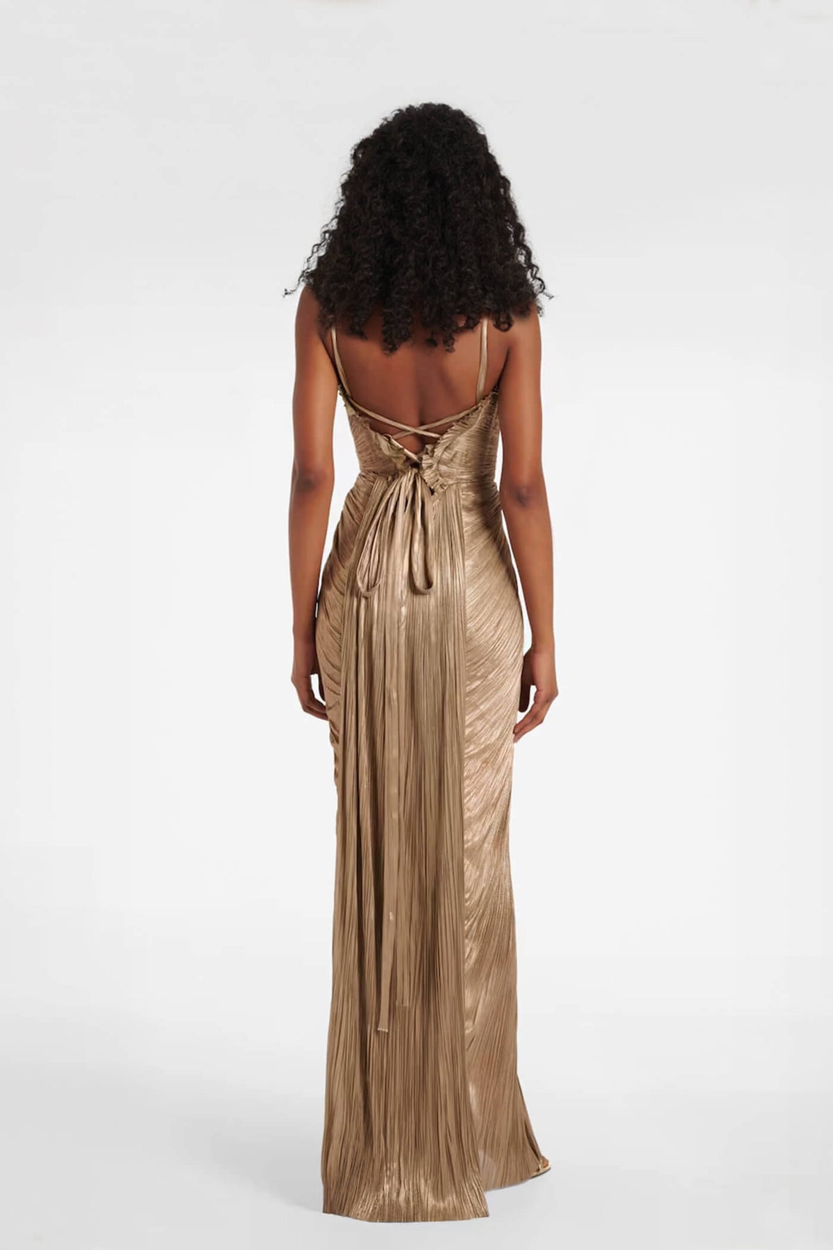 Elegante abito maxi da festa plissettato metallizzato con cintura in vita e spacco
