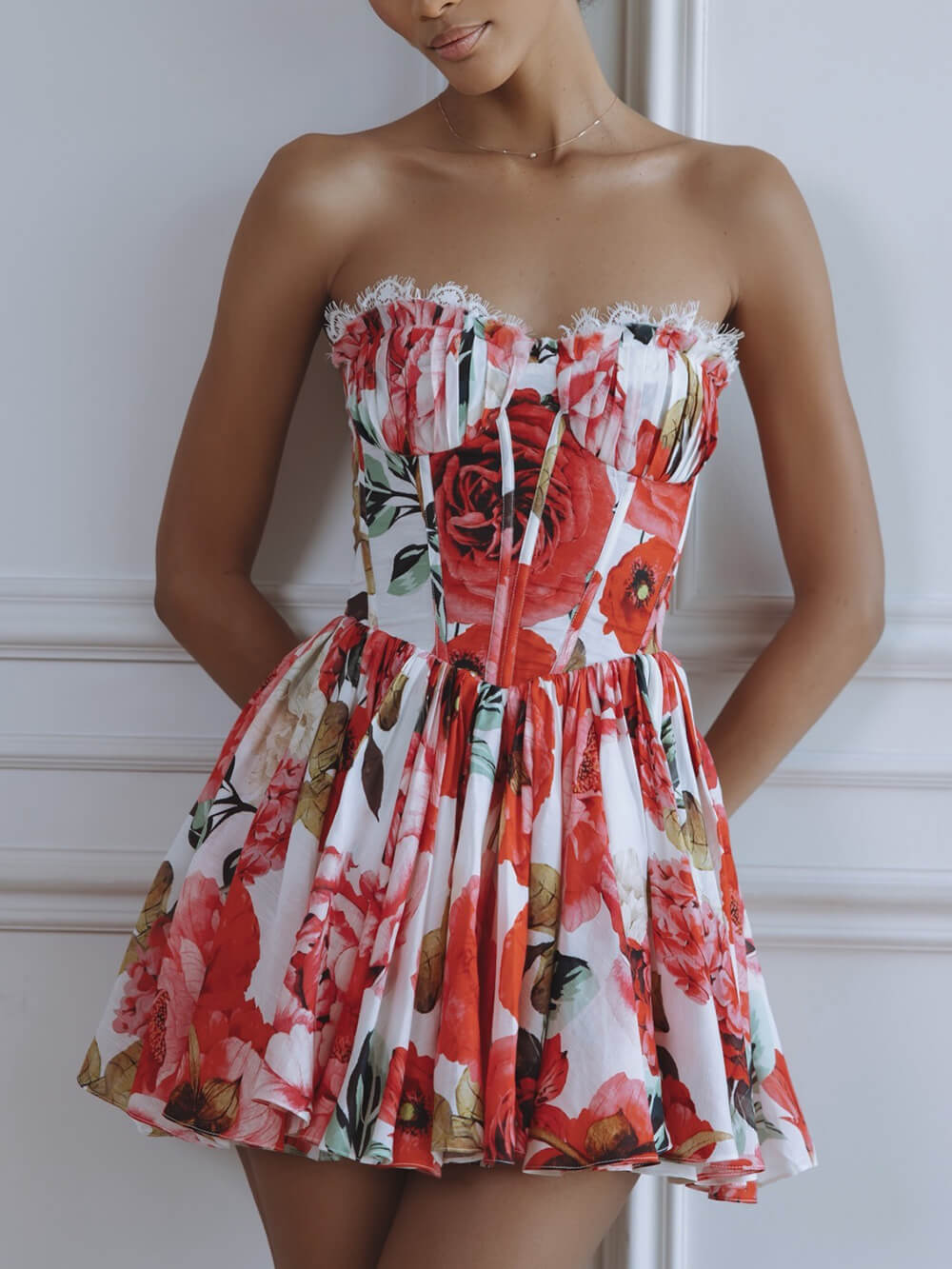 Delicado minivestido ajustado con estampado, encaje de pestañas y paneles
