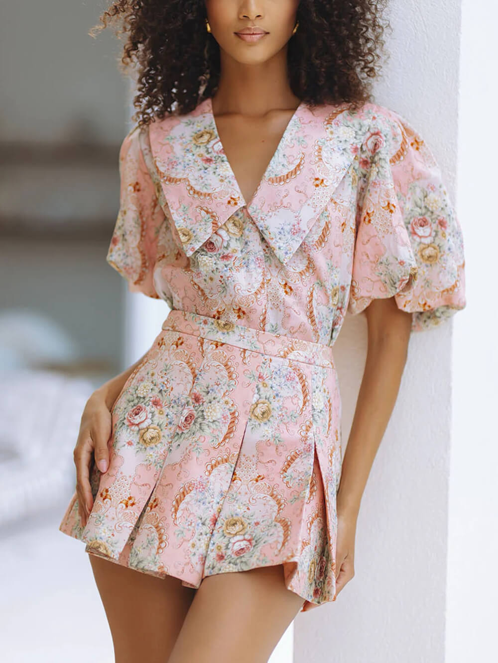 Delicato completo con top in lino a stampa floreale e shorts corti plissettati