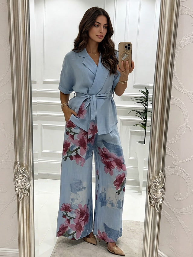 Completo casual a due pezzi con top a portafoglio e pantaloni a gamba larga con stampa floreale