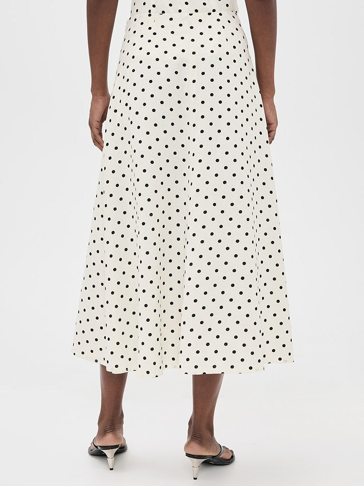 Elegante completo a due pezzi con top senza maniche e gonna a pois