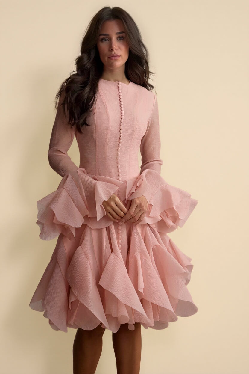 Vestido midi elegante cor-de-rosa com folhos e mangas boca de sino