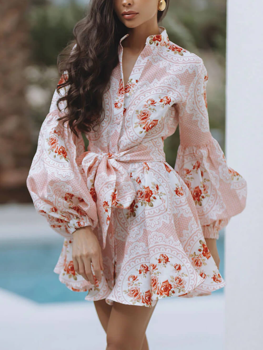 Vestido mini elegante em linho com estampado de rosas e laço decorativo