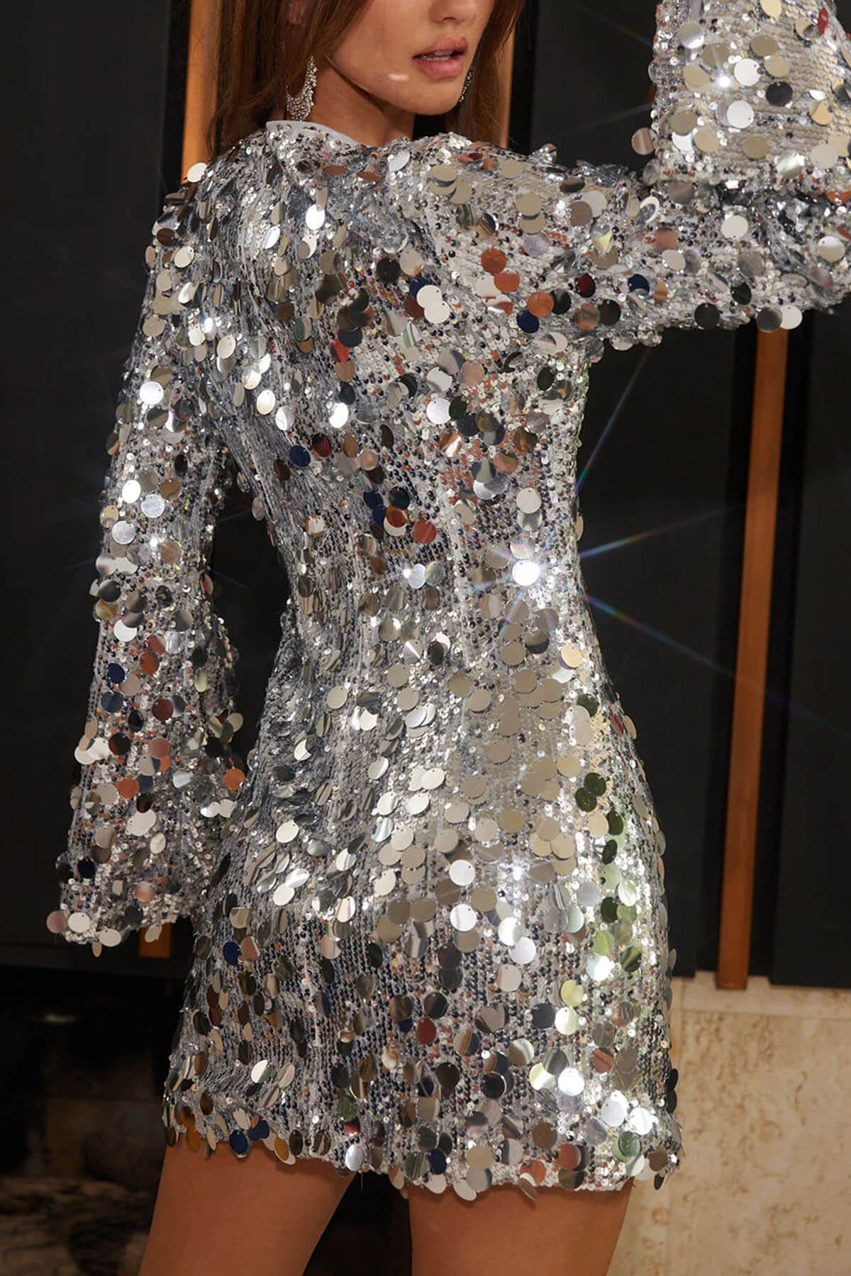 Abito corto a linea H alla moda, con paillettes grandi e maniche lunghe a campana